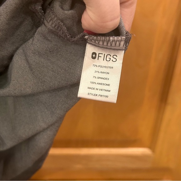 FIGS Casma Three Pocket Top - Picture 7 of 9